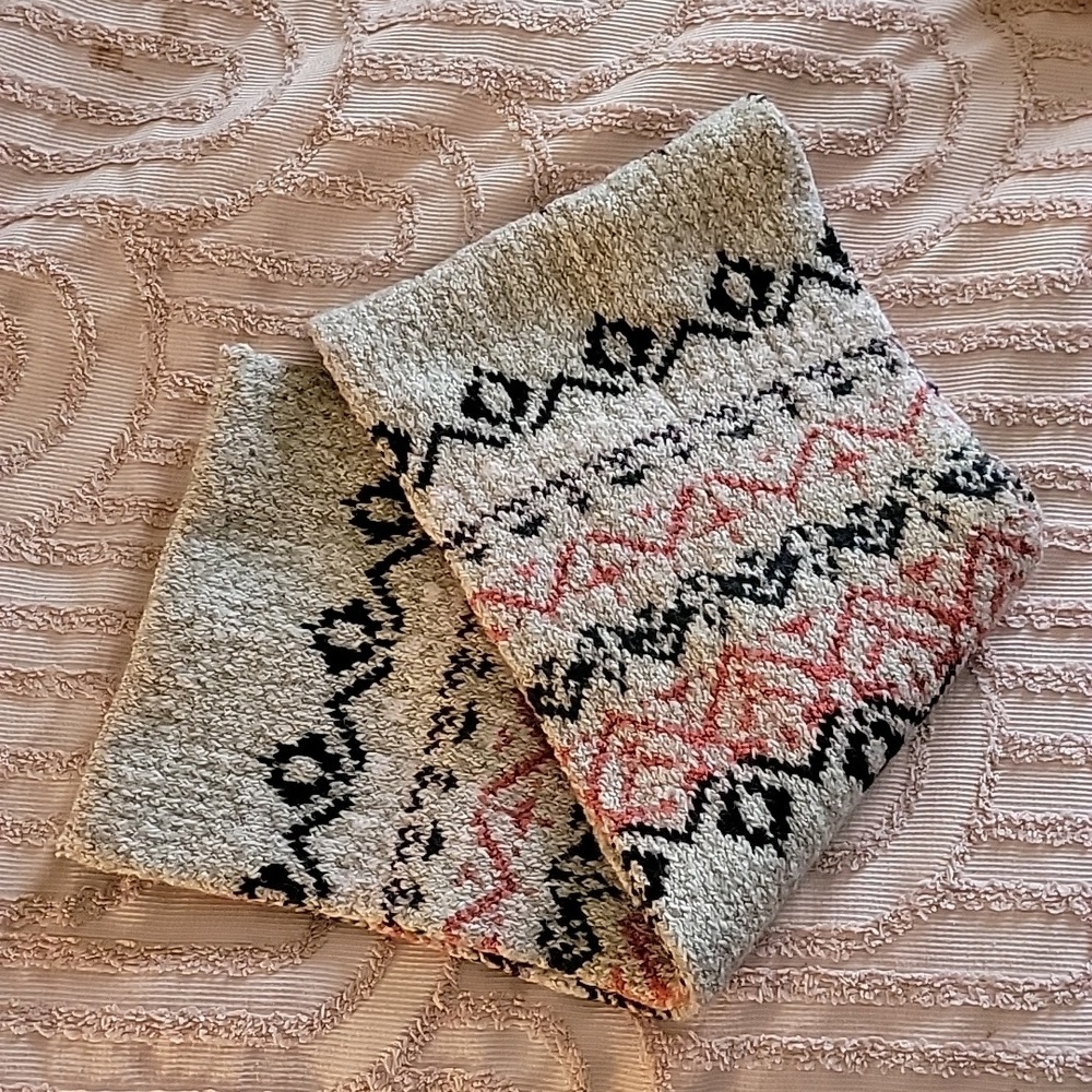 American Eagle Infinity‎ Scarf, like new. Gray, black, coral. OS.